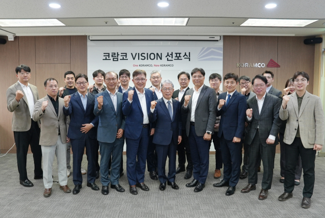 (맨 앞줄 왼쪽 네 번째부터) 정승회 코람코자산신탁 리츠·경영총괄 대표와 윤용로 코람코 이사회의장, 이충성 코람코자산신탁 신탁부문 대표, 박형석 코람코자산운용 대표 등 관계자들이 20일 '비전 2030' 선포식을 열고 기념촬영을 하고 있다. 사진 제공=코람코자산신탁