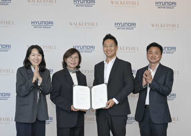 김수영(왼쪽 두 번째) 현대차·기아 모빌리티사업실 상무가 20일 서울 광진구 그랜드워커힐 서울 호텔에서 모빌리티 친화 호텔 조성을 위한 업무협약(MOU)을 체결한 뒤 김세한(오른쪽 두 번째) 워커힐 호텔앤리조트 신성장추진담당 등 관계자와 기념사진을 촬영하고 있다. 사진제공=현대차그룹