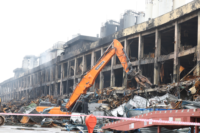 20일 오전 광주 광산구 금호타이어 광주공장에서 불이 난 건물을 철거하기 위해 잔해 정리 작업이 이뤄지고 있다. 광주=연합뉴스