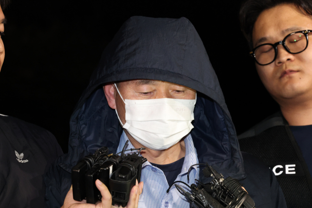 '시흥 흉기 공격' 용의자 차철남이 19일 오후 경기 시흥시 장곡동 시흥경찰서로 압송되고 있다. 뉴스1