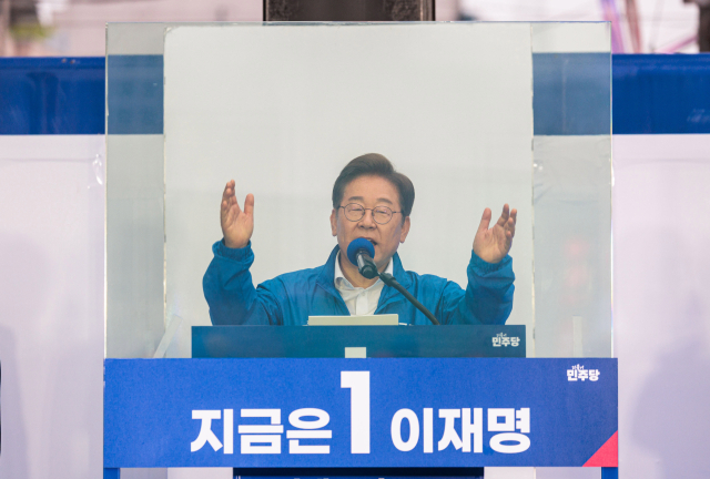 이재명 더불어민주당 대선 후보가 지난 19일 서울 마포구 홍대거리에서 방탄유리가 설치된 유세차량에 올라 지지를 호소하고 있다. 오승현 기자 2025.05.19