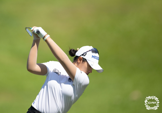 티샷을 하고 있는 박현경. 사진 제공=KLPGA