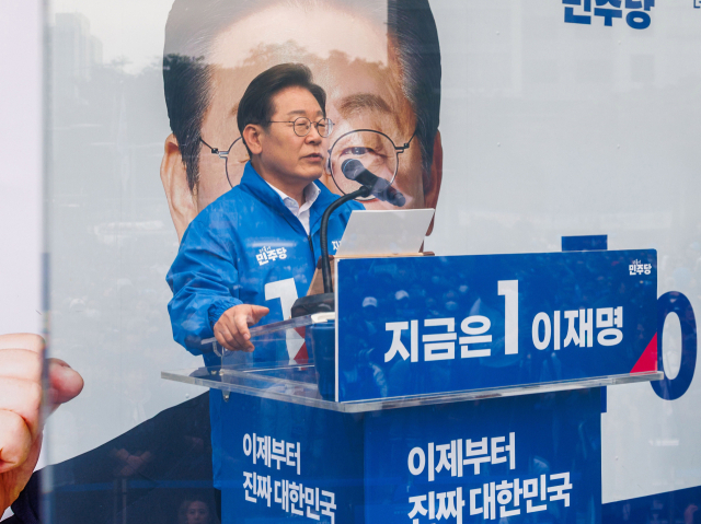 이재명 더불어민주당 대선 후보가 19일 서울 영등포구 타임스퀘어 광장에서 방탄유리가 설치된 유세차량에 올라 지지를 호소하고 있다. 오승현 기자