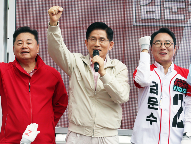 김문수 국민의힘 대선 후보가 20일 서울 강서구 남부골목시장 인근에서 유세를 하고 있다. 뉴스1