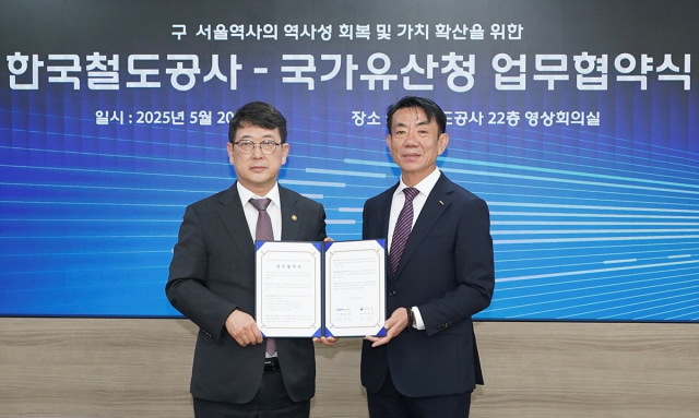 한문희(오른쪽) 코레일 사장과 최응천(왼쪽) 국가유산청장이 ‘구 서울역사의 역사성 회복과 가치 확산’을 위한 업무협약을 체결하고 기념촬영을 하고 있다. 사진제공=코레일