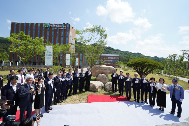 임상섭 산림청장과 이장우 대전광역시장, 남태헌 한국산림복지진흥원장 등이 한국산림복지진흥원 산림복지종합교육센터 개소식에서 기념촬영을 하고 있다. 사진제공=산림청