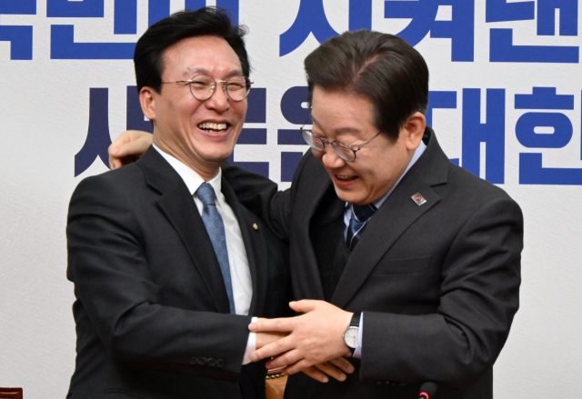 이재명 더불어민주당 대표가 9일 서울 여의도 국회에서 열린 최고위원회의에서 21대 대통령 선거 출마를 위한 대표직 사퇴 의사를 밝힌 뒤 김민석 최고위원과 인사하고 있다. 성형주 기자 2025.04.09