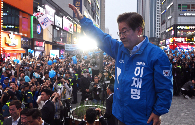 이재명 더불어민주당 대선 후보가 제21대 대통령선거 재외국민투표가 시작된 20일 경기 김포시 구래역 문화의 거리에서 지지를 호소하고 있다.김포=오승현 기자
