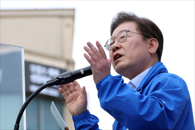 이재명 더불어민주당 대선 후보가 제21대 대통령선거 재외국민투표가 시작된 20일 경기 고양시 일산동구 일산문화공원에서 지지를 호소하고 있다. 고양=오승현 기자 2025.05.20