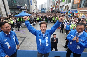 김문수 손짓에 선긋는 이준석…그 틈에 보수 품는 이재명