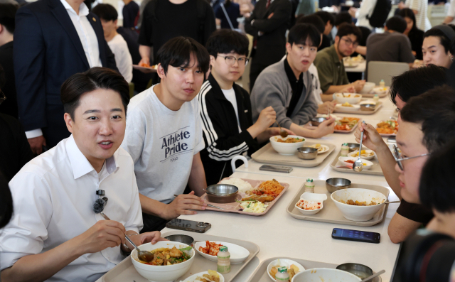 이준석 개혁신당 대선 후보가 20일 광주 북구 전남대학교에서 진행한 '학식먹자 이준석' 행사에서 학생들과 점심을 먹으며 대화를 나누고 있다. 연합뉴스
