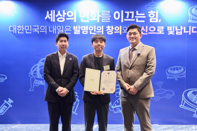 지난 19일 특허청이 주최하고 한국발명진흥회가 주관한 ‘제60회 발명의 날’ 기념식에서 한종엽(왼쪽부터) 삼성화재 법무지원파트 프로, 김광준 삼성화재 파트장, 김종주 삼성화재 변리사가 기념 촬영을 하고 있다. 삼성화재는 보험업계 최초로 특허청장 표창을 받았다. 사진제공=삼성화재