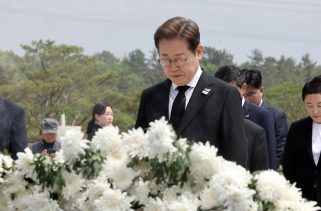 이재명 더불어민주당 대선 후보가 5.18 민주화운동기념일을 하루 앞둔 17일 광주 북구 국립5·18 민주묘지를 방문해 참배하고 있다. 광주=오승현 기자
