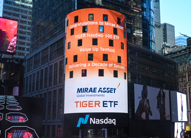미국 나스닥타워 전광판에 게재된 TIGER ETF. 사진 제공=미래에셋자산운용