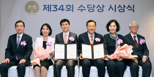김윤(왼쪽 첫 번째) 수당재단 이사장이 20일 서울 소공동 롯데호텔에서 열린 제34회 수당상 시상식에서 수상자인 이효철(왼쪽 세 번째) 카이스트 교수, 이중희(오른쪽 세 번째) 전북대 교수와 기념 사진을 찍고 있다. 사진 제공=삼양그룹