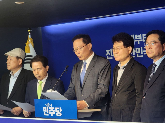 문병호 전 의원 등 국민의당 출신 전직 의원과 지역위원장 41명이 21일 서울 여의도 더불어민주당 중앙당사에서 이재명 대선 후보 지지 선언을 하고 있다. 사진 제공=더불어민주당
