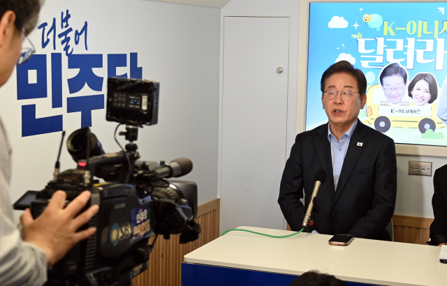 이재명 더불어민주당 대선 후보가 21일 인천 미추홀구 문학경기장에 마련된 버스 스튜디오에서 'K-이니셔TV - 달려라라이브' 방송을 마친 뒤 브리핑하고 있다. 인천=오승현 기자
