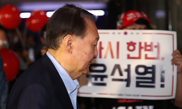 윤석열 전 대통령이 21일 서울 메가박스 동대문에서 이영돈 PD가 제작한 다큐멘터리 영화 '부정선거, 신의 작품인가'를 관람하기 위해 상영관으로 향하고 있다. 연합뉴스