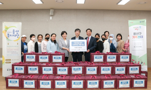 식료품 전달 기념촬영. 사진 제공=HDC현대산업개발