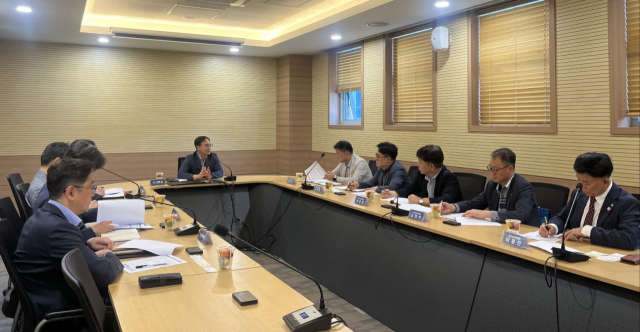 경남경찰청이 최근 증가하는 신분 사칭 전화사기로부터 지역 소상공인을 보호하고자 20일 경남소상공인연합회, 한국외식업중앙회 경남지회, 경남상인연합회와 피해 예방 간담회를 하고 있다. 사진 제공=경남경찰청