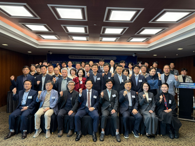21일 오전 7시 부산롯데호텔 에메랄드룸에서 열린 ‘부산연구개발특구와 함께하는 벤처기업 CEO 모닝캠퍼스’에 참석한 관계자들이 기념촬영을 하고 있다. 사진제공=부산연구개발특구본부