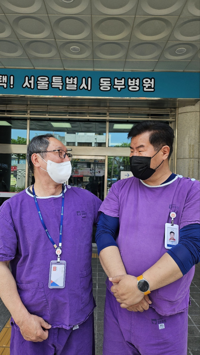 서울특별시 동부병원 노숙인 공공일자리에서 근로하고 있는 (좌)강○○씨와 (우) 윤○○씨의 모습. 사진제공=서울시