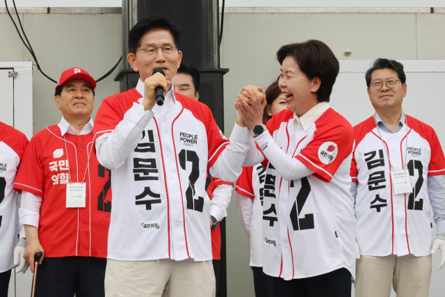 김문수 국민의힘 대통령 후보가 16일 경기도 수원시 팔달구 지동시장에서 가진 유세에서 양향자 공동선거대책위원장을 소개하며 유권자들에게 지지를 호소하고 있다. 뉴스1