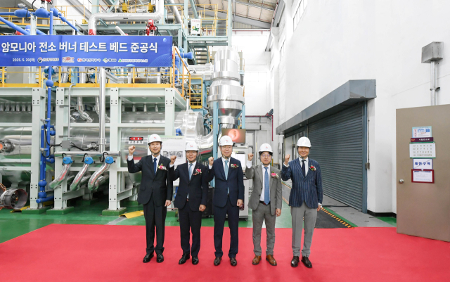 문일주(왼쪽 두 번째) 한국전력 본부장, 최우혁(〃세 번째) 산업통상자원부 수소경제정책관 국장 등이 21일 한전 전력연구원에 조성한 ‘암모니아 전소 버너 테스트베드’ 에서 기념 촬영을 하고 있다. 사진 제공=한전