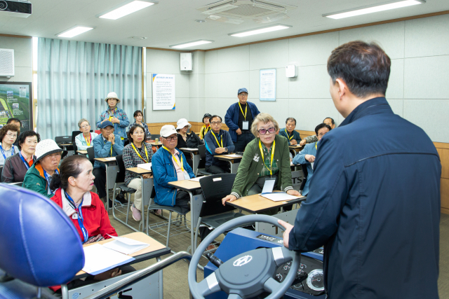 지난 20일 경기도 화성 교통안전체험교육센터에서 현대자동차그룹이 65세 이상 고령 운전자를 대상으로 진행한 ‘시니어 안전 드라이빙 데이’에 참석한 참가자들이 교육을 받고 있다. 사진제공=현대차그룹