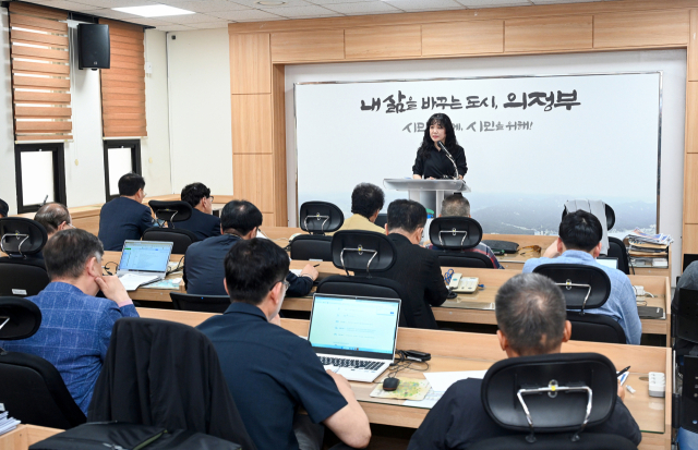 김보경 의정부시 환경자원국장이 21일 시청 기자실에서 ‘자원회수시설 현대화사업’의 추진 현황에 대해 설명하고 있다. 사진 제공=의정부시
