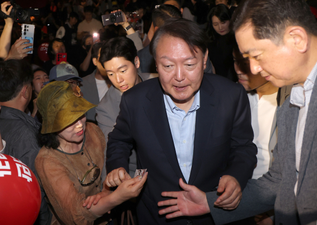 윤석열 전 대통령이 21일 오전 서울 메가박스 동대문에서 영화 ‘부정선거, 신의 작품인가’ 관람을 마치고 나서며 지지자들과 인사하고 있다. 뉴스1