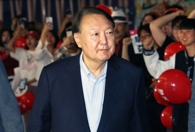 윤석열 전 대통령이 21일 서울 메가박스 동대문에 영화 ‘부정선거, 신의 작품인가’ 관람을 위해 들어서고 있다. 뉴스1