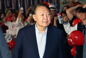 윤 전 대통령, 파면 후 첫 공개 활동…'부정선거' 다큐 관람