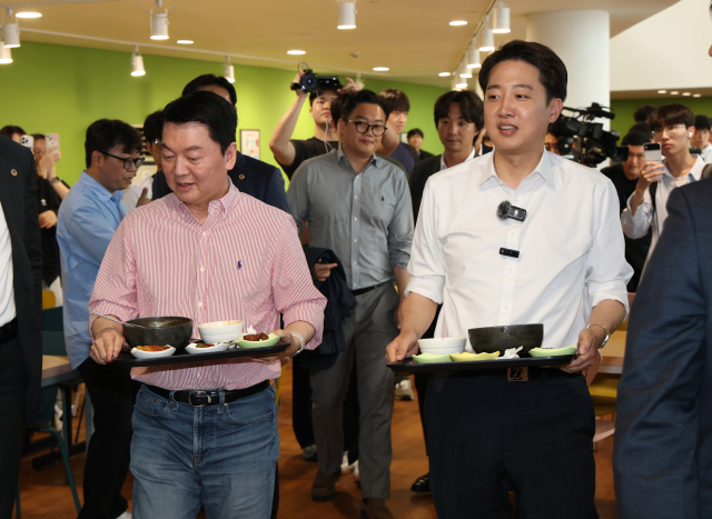 이준석 개혁신당 대통령 후보와 안철수 국민의힘 의원이 21일 경기 성남시 수정구 가천대학교 글로벌캠퍼스 학생식당에서 학생들과 점심 식사를 마치고 나오고 있다. 뉴스1
