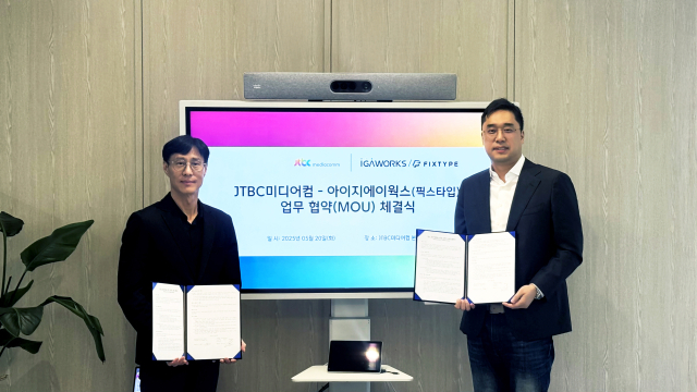 마국성(오른쪽) 아이지에이웍스 대표와 안태호 JTBC미디어컴 대표가 이달 20일 업무 협약을 체결한 뒤 기념사진을 촬영하고 있다. 사진제공=아이지에이웍스