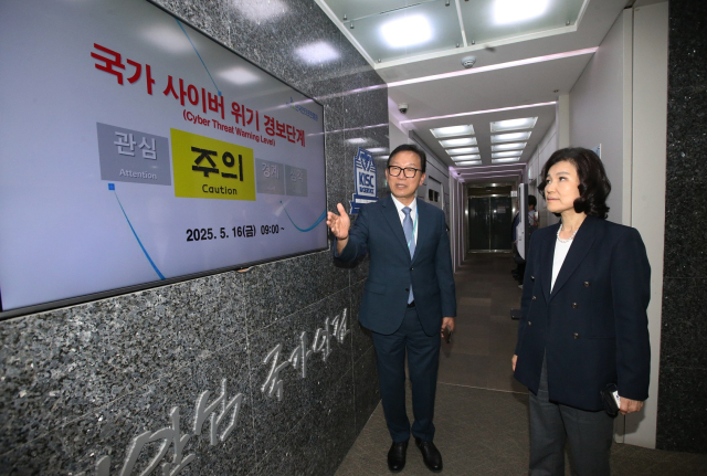 이진숙(오른쪽) 방송통신위원장이 21일 한국인터넷진흥원(KISA) 서울청사에서 이상중 KISA 원장으로부터 SK텔레콤 해킹 사고 이후 국가 사이버 위기 경보단계에 대한 설명을 듣고 있다. 사진제공=방통위