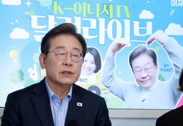 이재명 더불어민주당 대선 후보가 21일 인천 미추홀구 문학경기장에 마련된 버스 스튜디오에서 'K이니셔TV - 달려라라이브' 방송을 마친 뒤 브리핑하고 있다. 인천=오승현 기자