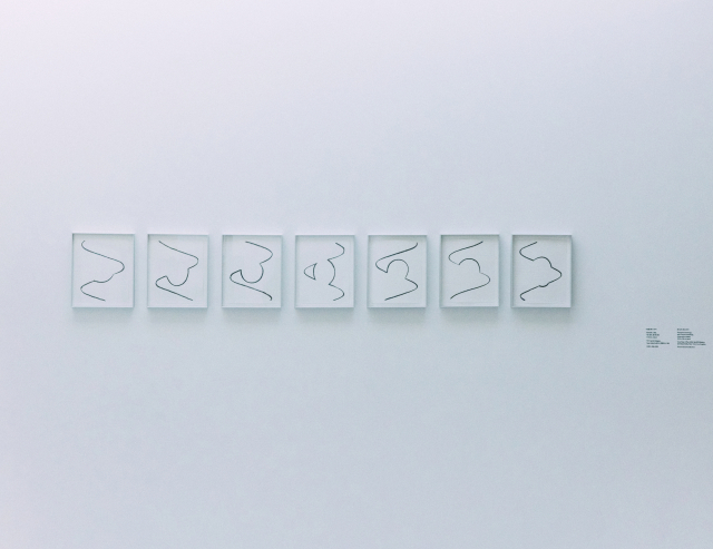 안소니 맥콜, Breath III(2011), 풋프린트 드로잉, 7점 세트, 종이에 목탄 /제공=푸투라서울
