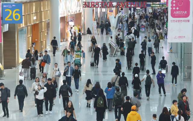 5월 4일 인천국제공항 제1여객터미널 면세구역이 여행객들로 붐비고 있다. 연합뉴스