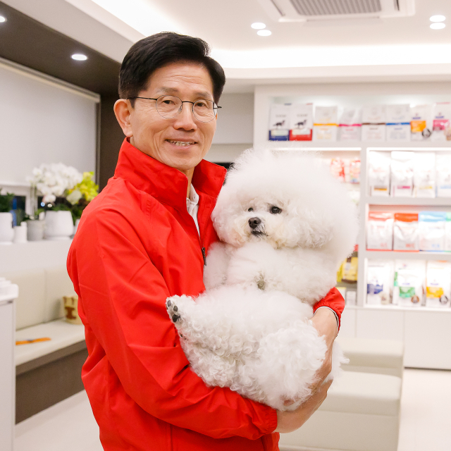 김문수 국민의힘 대선 후보가 이달 13일 대구의 반려동물 전문 병원인 ‘에피소드동물메디컬센터’를 방문해 유기견과 반려동물 보호 현장을 살피고 있다. 사진 제공=김문수 캠프