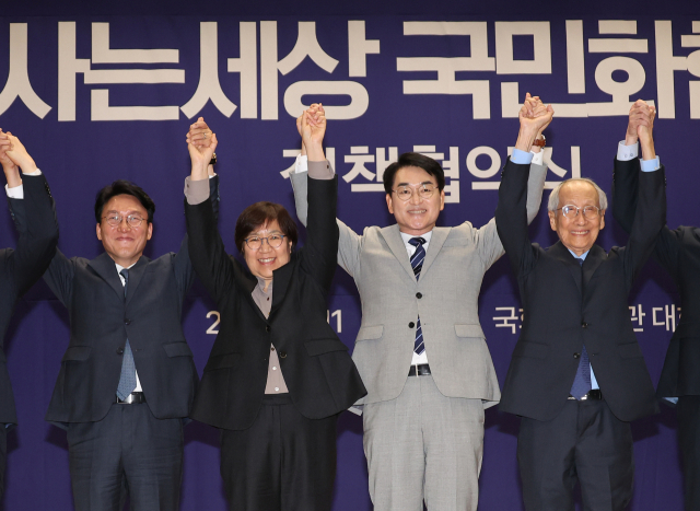 11일 서울 여의도 국회 의원회관에서 더불어민주당 윤여준(오른쪽) 상임총괄선대위원장, 박용진(〃두번째) 전 의원 등이 참석한 가운데 사람사는세상 국민화합위원회 정책협약식이 열리고 있다. 연합뉴스