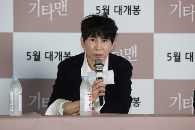 이선정 감독이 21일 서울 송파구 롯데시네마 월드타워에서 열린 영화 ‘기타맨’ 언론시사회에서 인사말을 하고 있다. 연합뉴스