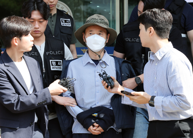 시흥 살인사건의 피의자 차철남이 21일 오전 구속 전 피의자 심문(영장실질심사) 출석을 위해 경기 시흥경찰서 유치장을 나서고 있다. 시흥 = 연합뉴스