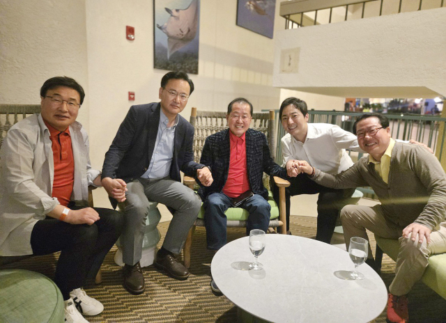 홍준표 전 대구시장의 김문수 국민의힘 후보 선거대책위원회 합류를 설득하기 위해 지난 19일 미국 하와이를 방문한 국민의힘 선대위 유상범 단일화추진본부장, 김대식 대외협력본부장, 조광한 대외협력부본부장, 이성배 선대위 대변인이 홍 전 시장(가운데)과 손잡고 기념 촬영을 하고 있다. 사진 제공 = 이성배 국민의힘 선대위 대변인