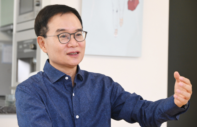돈벌지 않을 자유가 생기자 돈을 흩뿌렸다…창업자 300팀 키운 '스타트업계 김장하'[이사람]