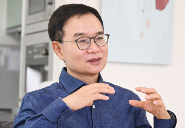 돈벌지 않을 자유가 생기자 돈을 흩뿌렸다…창업자 300팀 키운 '스타트업계 김장하'[이사람]