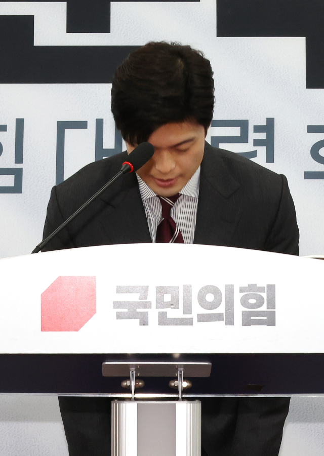 김용태 국민의힘 비상대책위원장이 21일 서울 여의도 국회에서 김건희 여사와 관련한 문제 등과 관련한 기자회견에 앞서 인사하고 있다. 연합뉴스