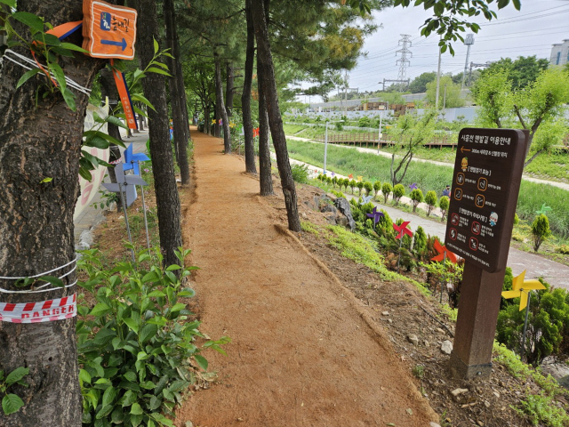 시흥천 제방 황톳길. 사진 제공 = 시흥시