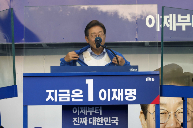 이재명 더불어민주당 대선 후보가 21일 자신의 지역구인 인천 계양구 계양역에서 연설하던 중 착용 중인 방탄복을 보이고 있다. 인천=오승현 기자