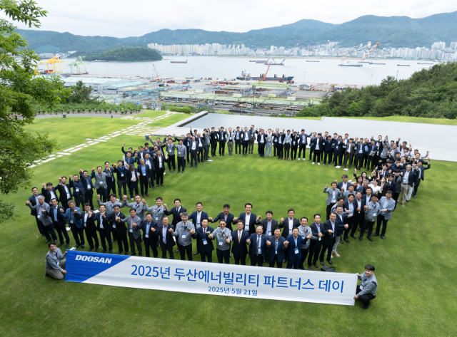 21일 두산에너빌리티 창원 본사에서 진행된 ‘2025년 두산에너빌리티 파트너스 데이’에서 참석자들이 기념 촬영을 하고 있다. 사진 제공=두산에너빌리티